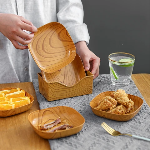 Set d'Assiettes en Plastique Imitation Bois - Élégance et Légèreté