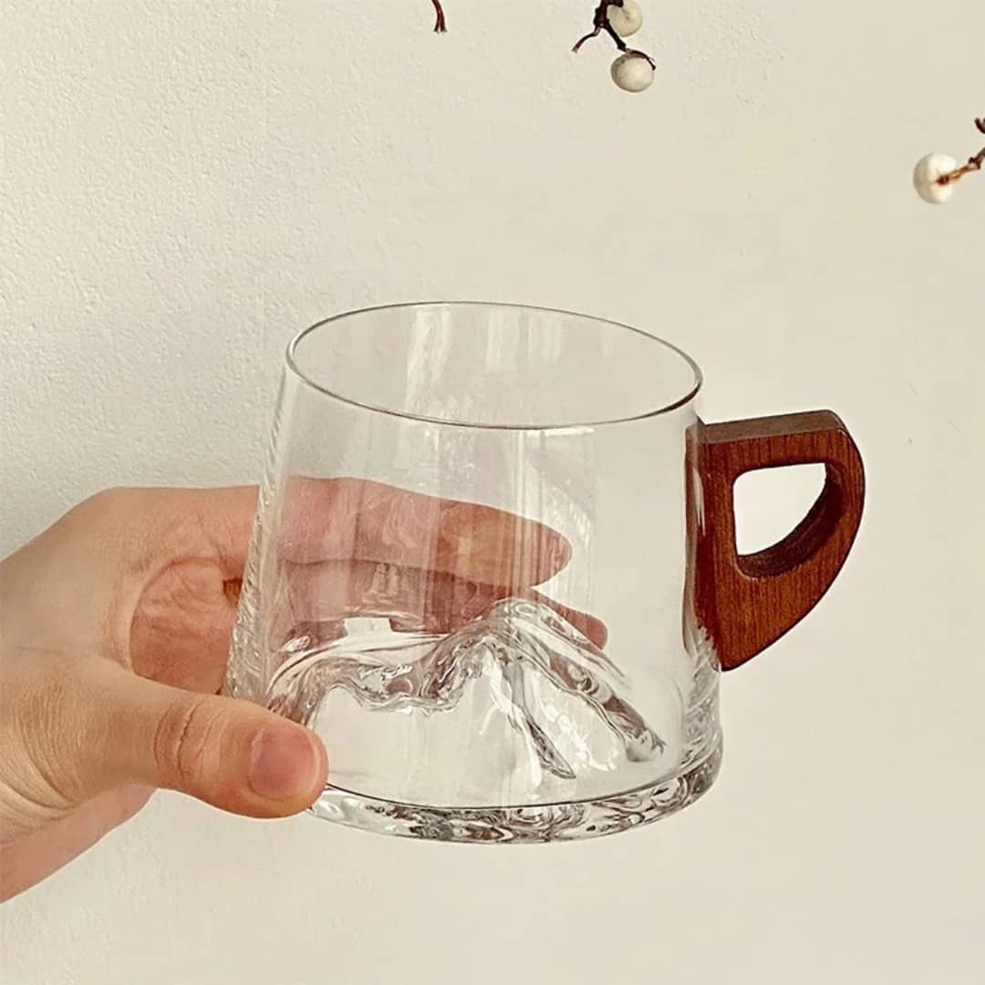 Mug verre borosilicaté relief montagne anse bois naturel - vue de face