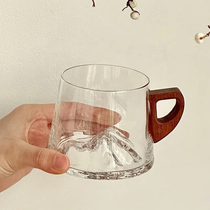 Mug verre borosilicaté relief montagne anse bois naturel - vue de face