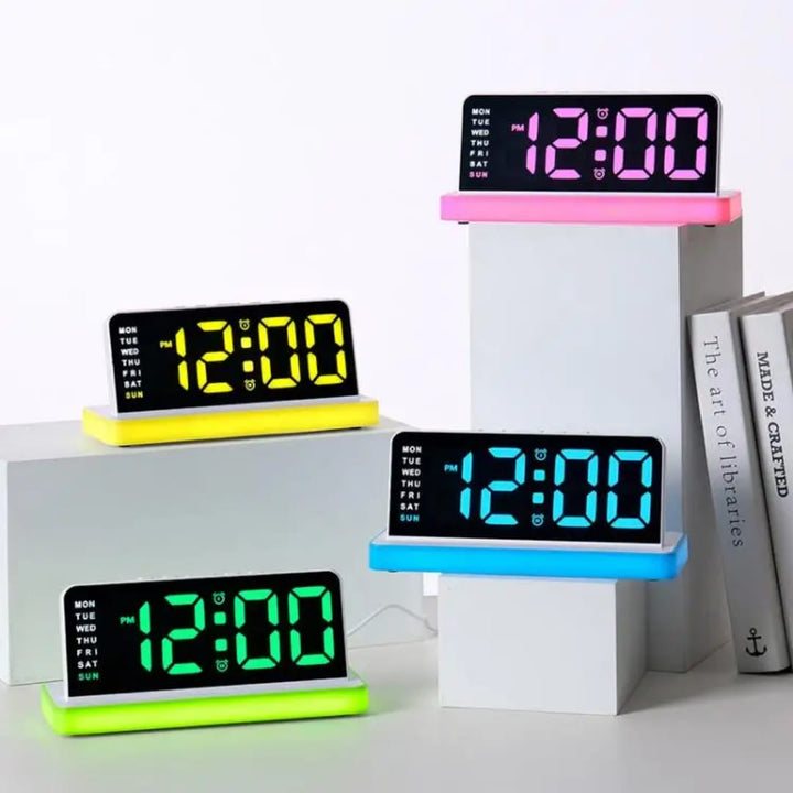 Réveil Digital LED Multicolore avec Affichage Jour &amp; Heure — Horloge de Bureau Moderne