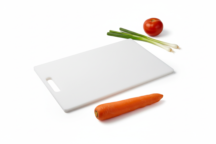 Planche à découper blanche avec poignée intégrée, fond blanc épuré, style studio professionnel