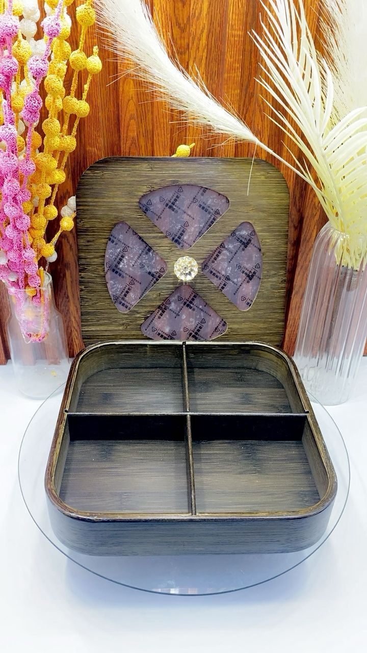 Boîte de Rangement Élégante en Bois – 4 Compartiments avec Couvercle