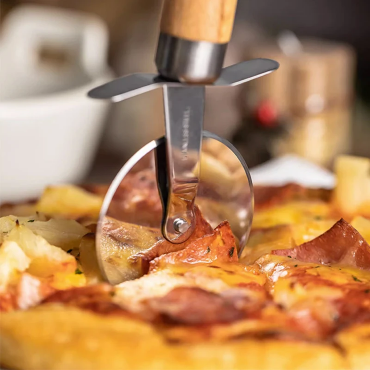 Coupe-Pizza Professionnel – Lame Inox &amp; Manche Imitation Bois