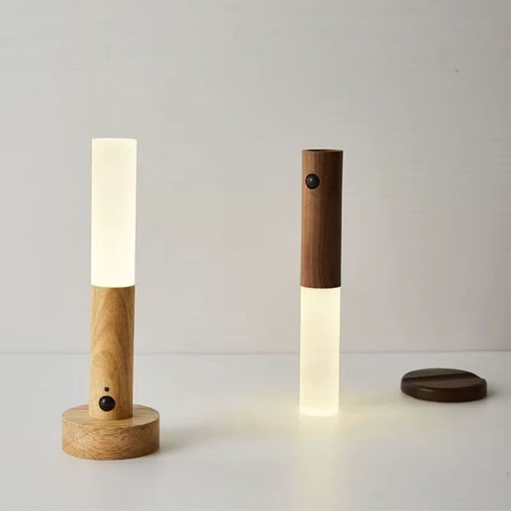 Lampe LED magnétique en bois – modèles bois clair et bois foncé allumés sur table