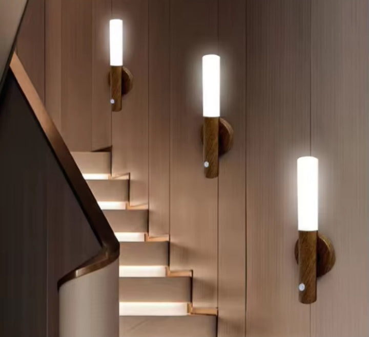 Lampes LED bois magnétiques fixées au mur dans un escalier design